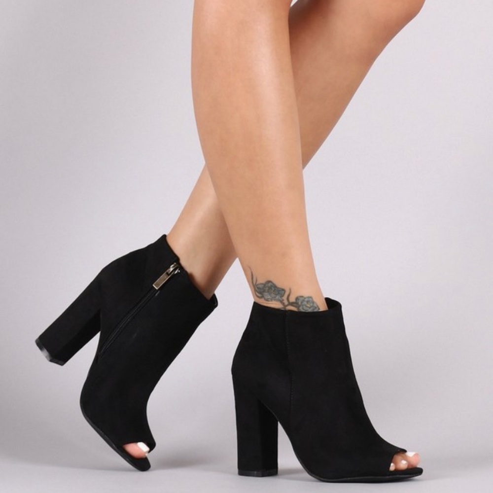 🖤 black peep toe heels 👠